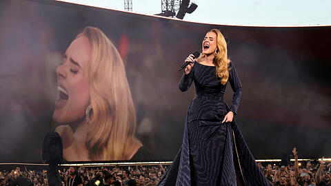Adele bei ihrem ersten Konzert in dem eigens für sie erbauten Stadion auf dem Messegelände.