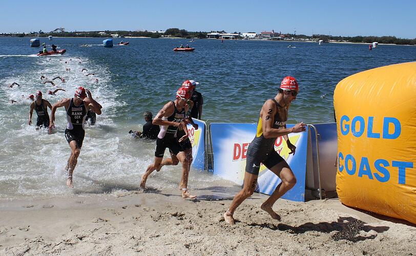 Sie haben es geschafft: Vor allem die Schwimmstrecke fällt vielen Triathlon-Anfänger schwer.
