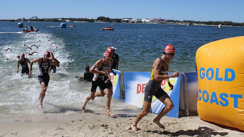 Sie haben es geschafft: Vor allem die Schwimmstrecke fällt vielen Triathlon-Anfänger schwer. Sie haben es geschafft: Vor allem die Schwimmstrecke fällt vielen Triathlon-Anfänger schwer.