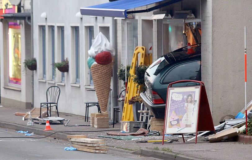Eine Frau ist in Bremervörde in eine Eisdiele gekracht.