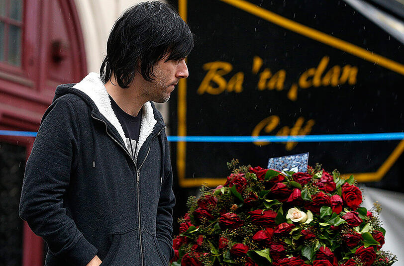 Knapp einen Monat nach den Pariser Anschlägen trauern die Eagles of Death Metal vor dem Bataclan um die Opfer.