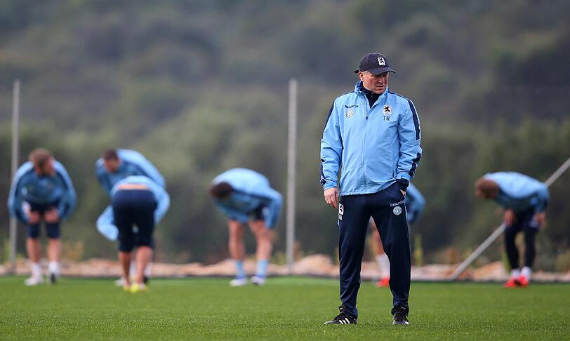 Vormittagstraining im Regen, Ankunft von Oberlöwe Peter Cassalette, kräfteraubender Zirkel am Nachmittag: Sehen Sie hier die Bilder vom dritten Tag des TSV 1860 in Estepona.