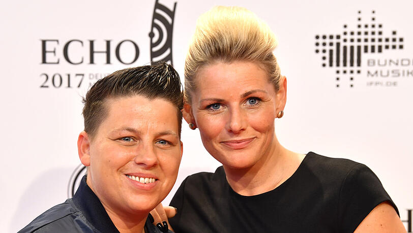 Kerstin Ott (l.) und Karolina Köppen sind seit Oktober 2017 verheiratet. Kerstin Ott (l.) und Karolina Köppen sind seit Oktober 2017 verheiratet.