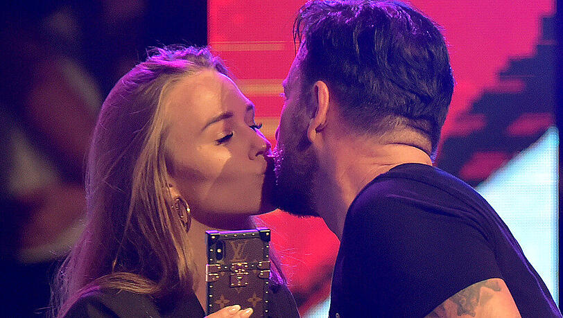 Das Smartphone ist immer dabei: Laura Müller und Michael Wendler Das Smartphone ist immer dabei: Laura Müller und Michael Wendler