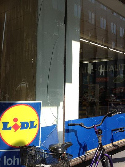 Immer wieder wird der Eingangsbereich dieses Supermarktes gewaltsam zerstört.