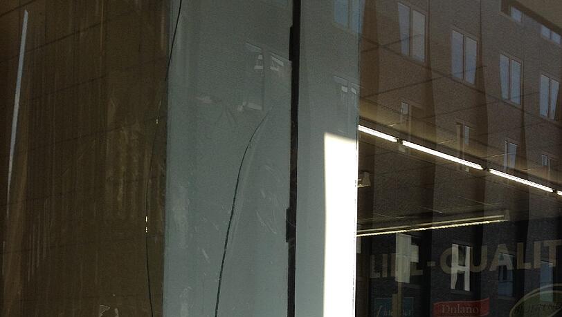 Immer wieder wird der Eingangsbereich dieses Supermarktes gewaltsam zerstört. Immer wieder wird der Eingangsbereich dieses Supermarktes gewaltsam zerstört.