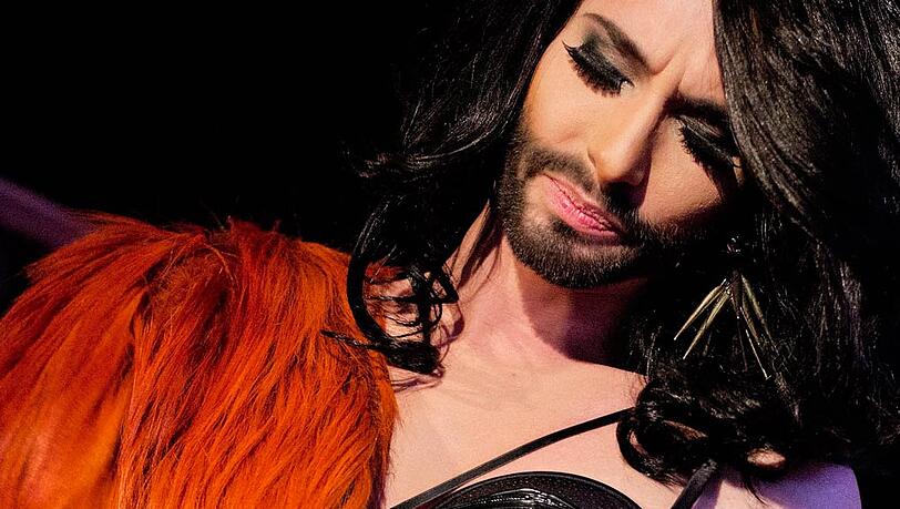 Ein enges Kleid und ein perfekt getrimmter Bart sind Markenzeichen von Conchita Wurst. Ein enges Kleid und ein perfekt getrimmter Bart sind Markenzeichen von Conchita Wurst.
