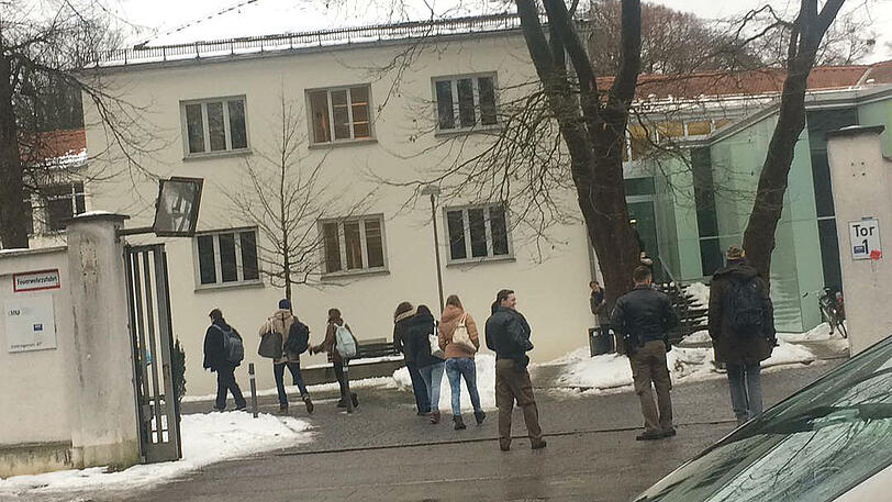 Polizisten vor dem Uni-Gebäude. Möglicherweise ist der Einbrecher noch im Haus.