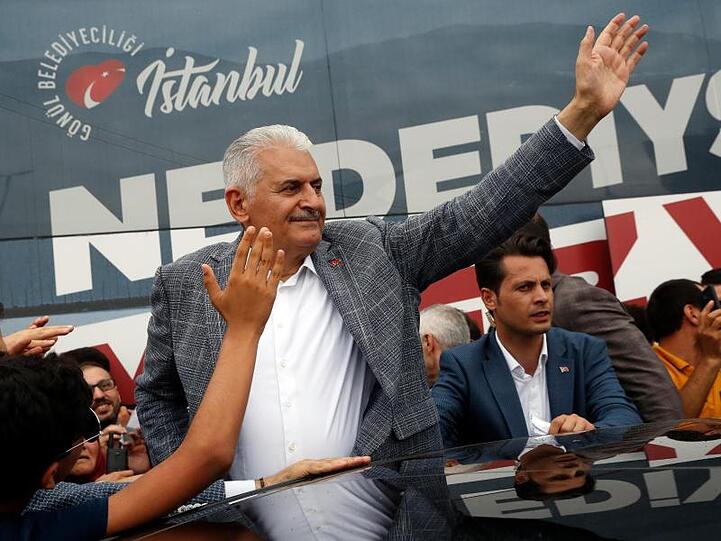 Binali Yildirim, Bürgermeisterkandidat der Regierungspartei AKP, winkt seinen Anhängern bei einer Kundgebung in Istanbul zu.