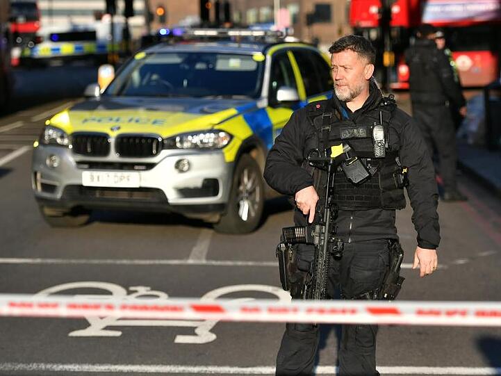 Polizei am Tatort: Britischen Medien zufolge ist es auf der London Bridge in der britischen Hauptstadt zu einem gewaltsamen Zwischenfall gekommen. Dabei sollen mehrere Schüsse gefallen sein.