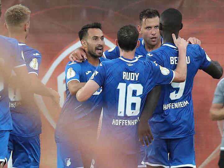 Der Hoffenheimer Adam Szalai (2.v.r.) jubelt mit seinen Kollegen über seinen Treffer zum 2:3. Foto: Daniel Karmann