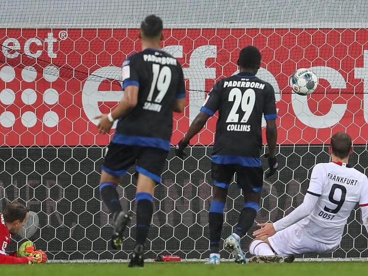 Paderborns Torwart Leopold Zingerle (l) kann den Treffer zum 2:1 durch Frankfurts Bas Dost (r) nicht mehr verhindern.