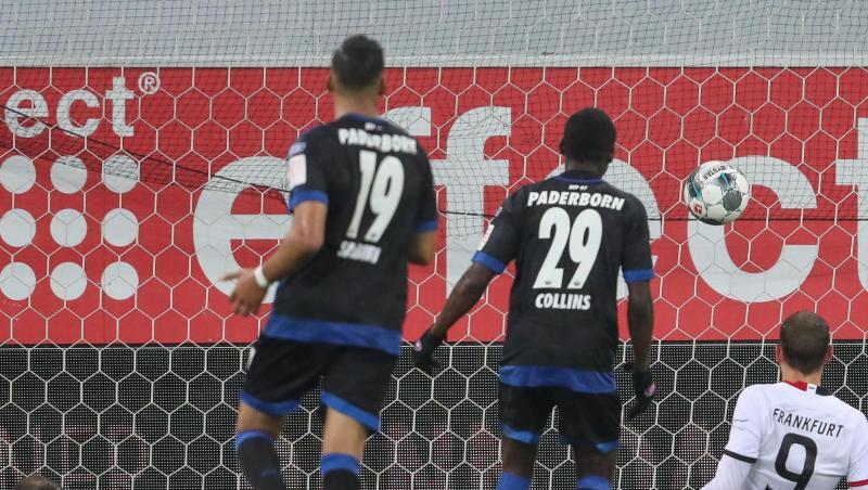 Paderborns Torwart Leopold Zingerle (l) kann den Treffer zum 2:1 durch Frankfurts Bas Dost (r) nicht mehr verhindern. Paderborns Torwart Leopold Zingerle (l) kann den Treffer zum 2:1 durch Frankfurts Bas Dost (r) nicht mehr verhindern.
