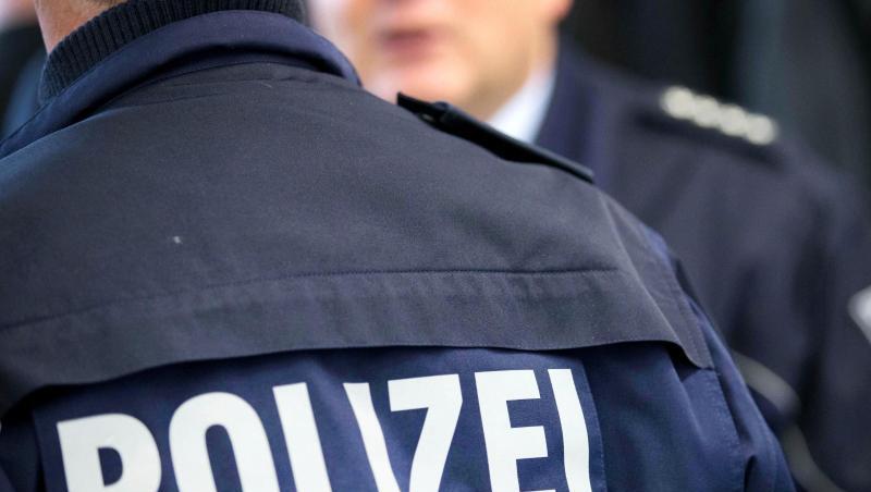 Zwei Polizisten stehen beieinander. Foto: Friso Gentsch/dpa/Symbolbild Zwei Polizisten stehen beieinander. Foto: Friso Gentsch/dpa/Symbolbild