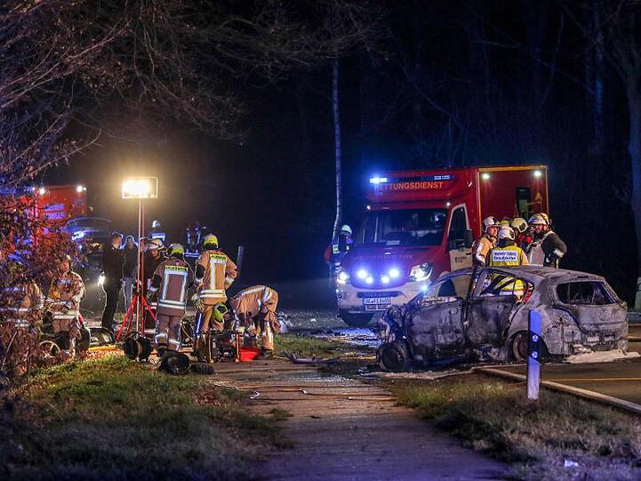 Feuerwehrleute am Ort des schweren Unfalls in Nordrhein-Westfalen.