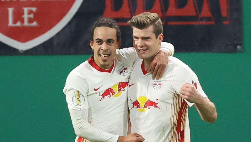 Leipzigs Stürmer Yussuf Poulsen (l) und Stürmer Alexander Sörloth feiern gemeinsam.