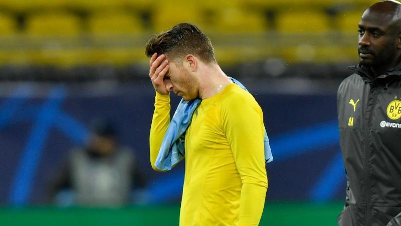 Dortmunds Kapitän Marco Reus (l) verlässt traurig den Platz. Der Traum vom Halbfinale ist geplatzt.