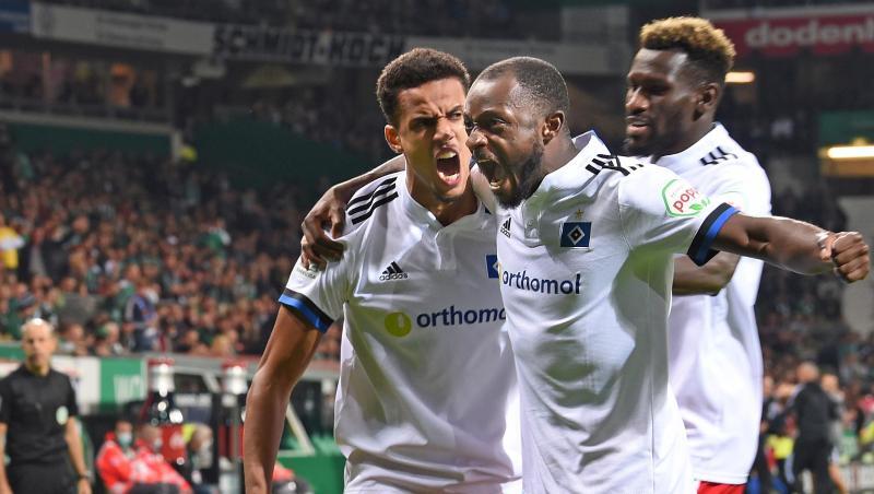 Die Spieler des Hamburger SV feiern den 2:0-Sieg beim Erzrivalen Werder Bremen.