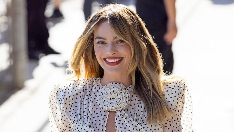 Margot Robbie strahlt im "Butterfly Haircut".