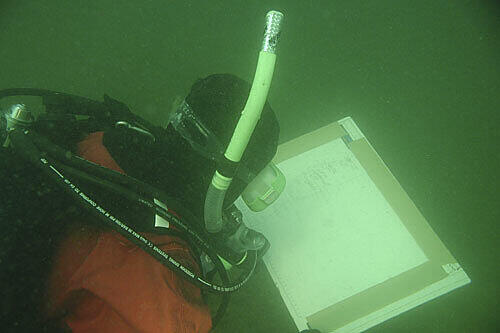 Unterwasserarchäologie ist eine trübe Sache. Starke Lampen beleuchten Karten vom Grund des Starnberger Sees.