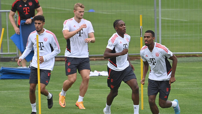 Sie alle werden am Mittwochabend im Pokalspiel gegen Köln wohl in der Startelf stehen: Mazraoui, de Ligt, Tel und Gravenberch (v.l.). Sie alle werden am Mittwochabend im Pokalspiel gegen Köln wohl in der Startelf stehen: Mazraoui, de Ligt, Tel und Gravenberch (v.l.).