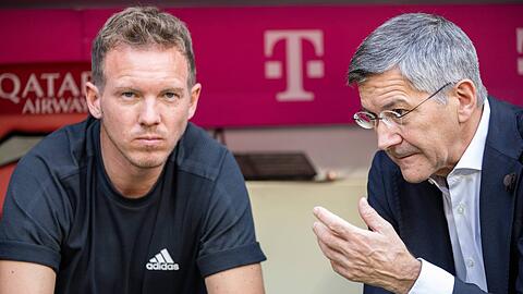 Bayern-Präsident Herbert Hainer (r.) und der mittlerweile freigestellte Trainer Julian Nagelsmann.