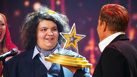 Er konnte sein Glück kaum fassen: Alexander Doghmani blieb nach seinem Sieg überraschend gelassen. Dieter Bohlen überreichte ihm den Pokal.