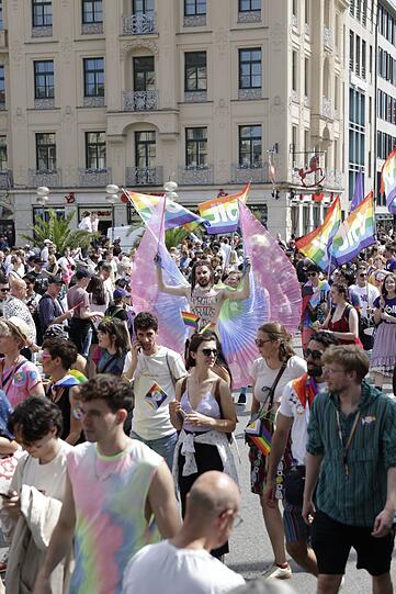 Fröhlich feiernde Teilnehmer bei der CSD-Parade in München
