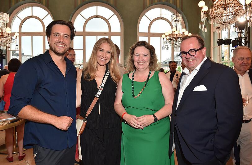Anja Gräfin von Keyserlingk und Konstantin Graf von Keyserlingk posierten mit Kerstin Schreyer und Clemens Baumgärtner.