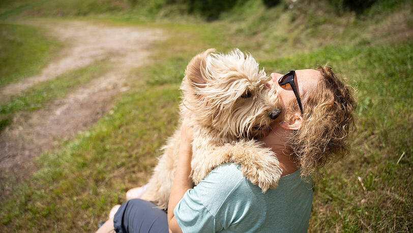 Gemeinsame Auszeit: Im Urlaub wächst die Bindung zwischen Mensch und Hund auf natürliche Weise – mit Nähe, Vertrauen und ungeteilten Momenten.