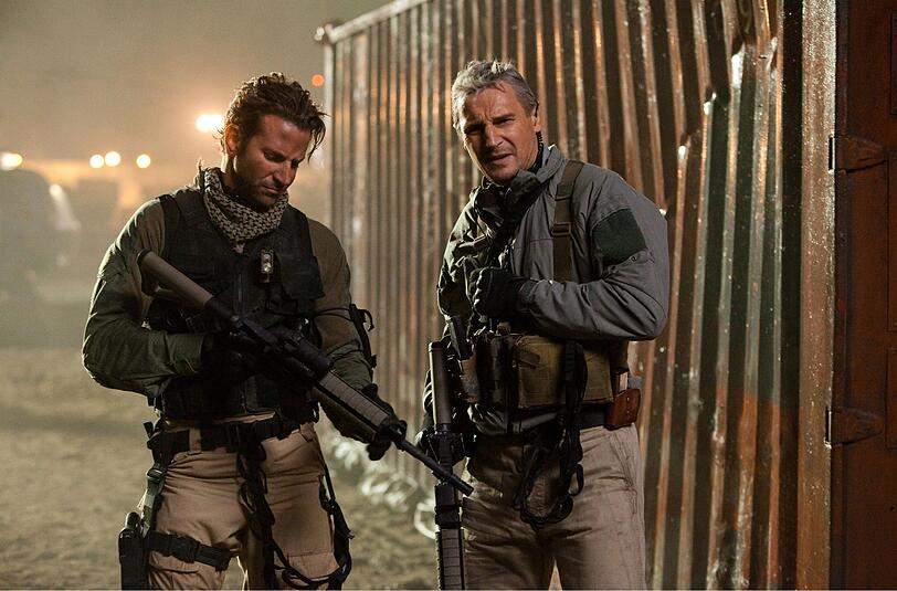 Templeton "Face" Peck (Bradley Cooper, links) und Hannibal Smith (Liam Neeson) sind zu Unrecht verurteilt worden.