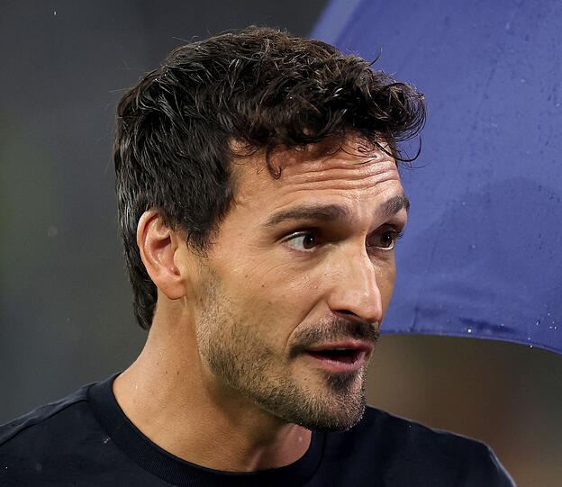 Gut möglich, dass Mats Hummels mit der (Höhen-)Angst zu tun bekommt, wenn er an die Duell-Anordnung für seine ganz spezielle Show-Fußballprüfung denkt. Gut möglich, dass Mats Hummels mit der (Höhen-)Angst zu tun bekommt, wenn er an die Duell-Anordnung für seine ganz spezielle Show-Fußballprüfung denkt.