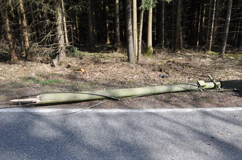 Am Mittwochmittag kam ein Lkw-Fahrer mit seinem Gefährt auf das Bankett und landete daraufhin im Graben.