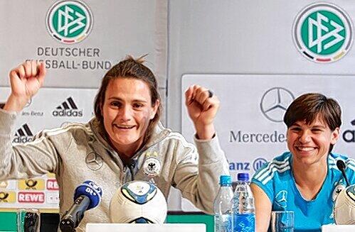 &bdquo;Es ist sehr schweißtreibend, aber wir sind auch nicht zum Spaß zusammen&ldquo;: Zu einem Späßchen ist Nadine Angerer (links mit Ariane Hingst) trotzdem immer aufgelegt.