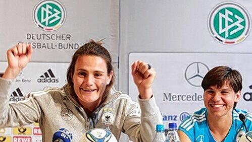 „Es ist sehr schweißtreibend, aber wir sind auch nicht zum Spaß zusammen“: Zu einem Späßchen ist Nadine Angerer (links mit Ariane Hingst) trotzdem immer aufgelegt. „Es ist sehr schweißtreibend, aber wir sind auch nicht zum Spaß zusammen“: Zu einem Späßchen ist Nadine Angerer (links mit Ariane Hingst) trotzdem immer aufgelegt.