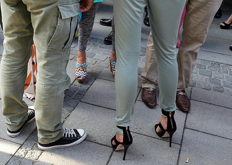 Charles Schumann feiert seine &bdquo;Tagesbar&ldquo; &ndash; natürlich auch mitten auf der Straße. Die besten Bilder der Jubiläums-Fete.