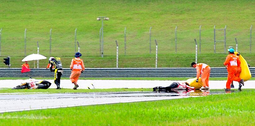 Simoncelli wurde umgehend ins Medical Centre gebracht. Knapp 90 
Minuten nach dem tragischen Zwischenfall wurde bekannt, dass der 
Italiener seinen schweren Verletzungen erlegen ist.