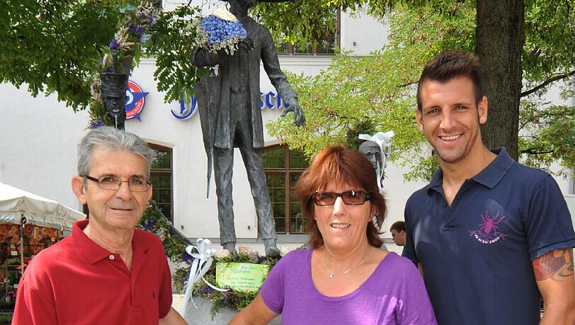 Guillermo Vallori mit seinen Eltern Inez und Toni. Guillermo Vallori mit seinen Eltern Inez und Toni.