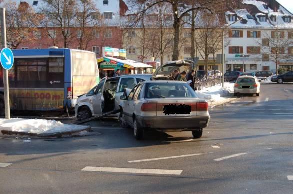 Unfall in Harlaching: Eine Frau übersieht beim Abbiegen ein Auto. Bei dem Crash wird der Wagen auf einen Linienbus geschoben.