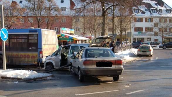 Unfall in Harlaching: Eine Frau übersieht beim Abbiegen ein Auto. Bei dem Crash wird der Wagen auf einen Linienbus geschoben. Unfall in Harlaching: Eine Frau übersieht beim Abbiegen ein Auto. Bei dem Crash wird der Wagen auf einen Linienbus geschoben.