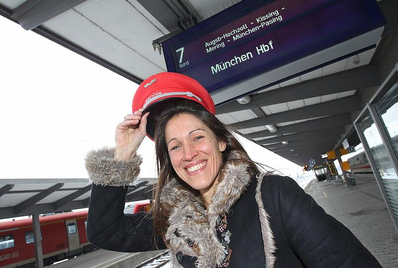Claudia Urbschat, die deutsche Synchronsprecherin der US-Schauspielerin Angelina Jolie, machte heute die Durchsagen in der Regionalbahn.