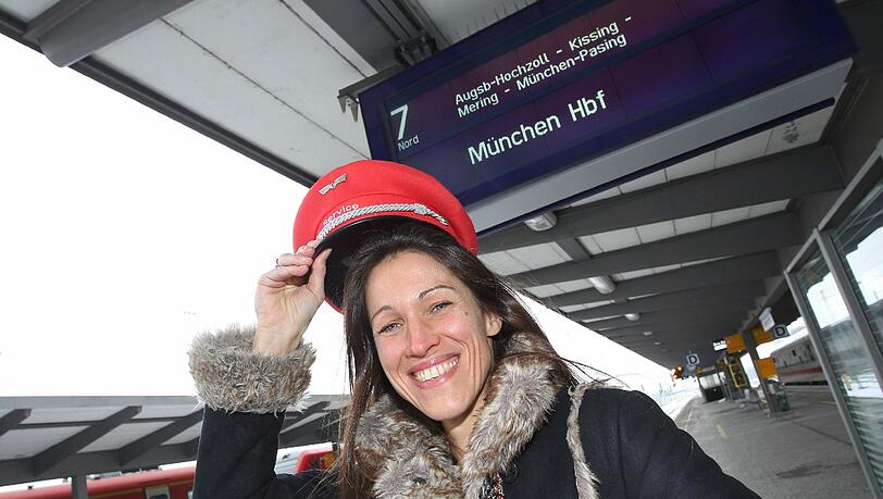 Claudia Urbschat, die deutsche Synchronsprecherin der US-Schauspielerin Angelina Jolie, machte heute die Durchsagen in der Regionalbahn. Claudia Urbschat, die deutsche Synchronsprecherin der US-Schauspielerin Angelina Jolie, machte heute die Durchsagen in der Regionalbahn.