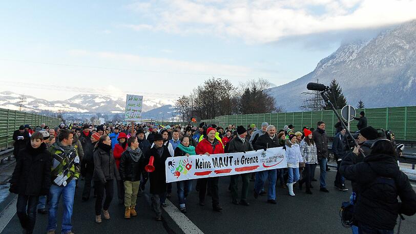 Kunterbunte Demo mitten auf der - gesperrten - Inntal-Autobahn.