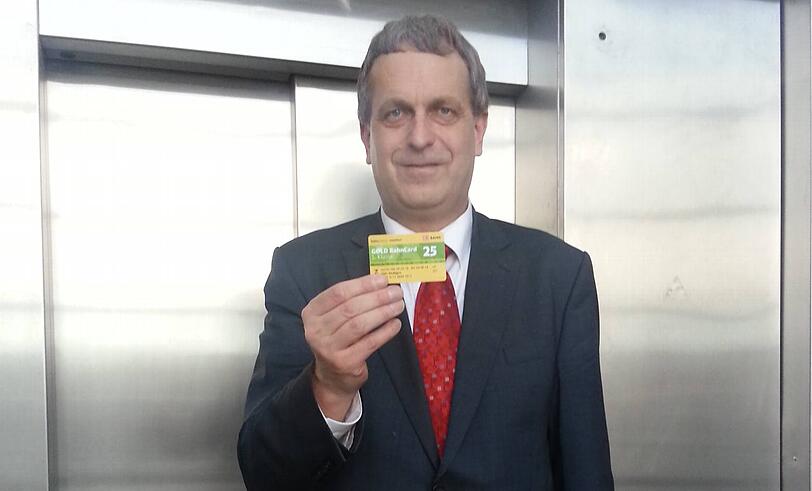 Für ihn hat sich die Investition gelohnt: Odo Stüttgen mit seiner Bahncard Gold 1. Klasse.