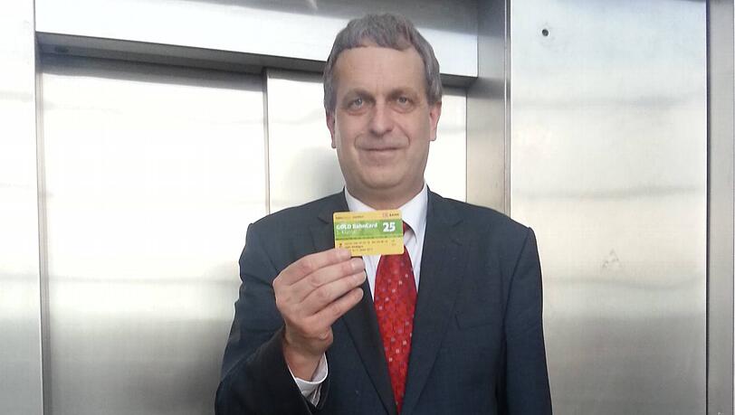 Für ihn hat sich die Investition gelohnt: Odo Stüttgen mit seiner Bahncard Gold 1. Klasse. Für ihn hat sich die Investition gelohnt: Odo Stüttgen mit seiner Bahncard Gold 1. Klasse.