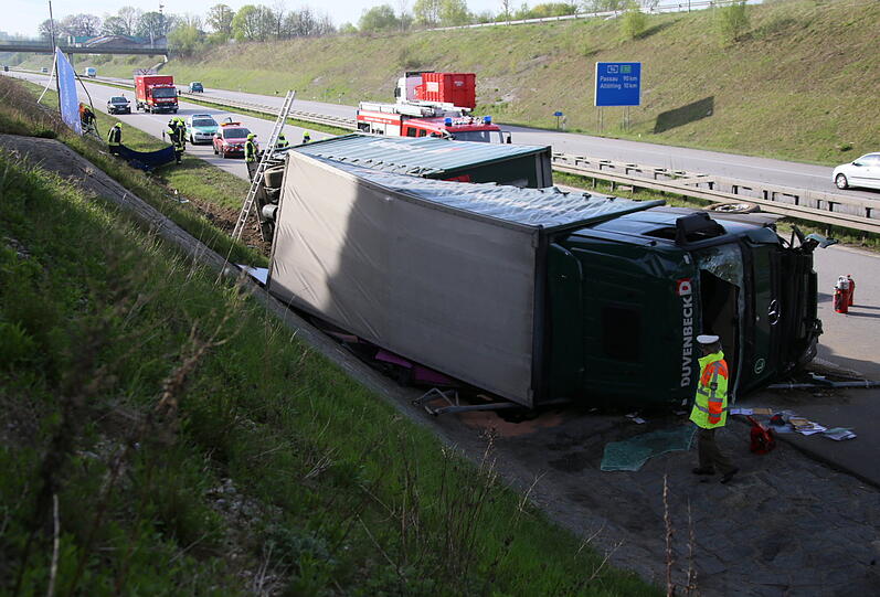 Bei einem Unfall auf der A94 krachte am Montag ein Lkw auf die Seite. Die Autobahn musste gesperrt werden.