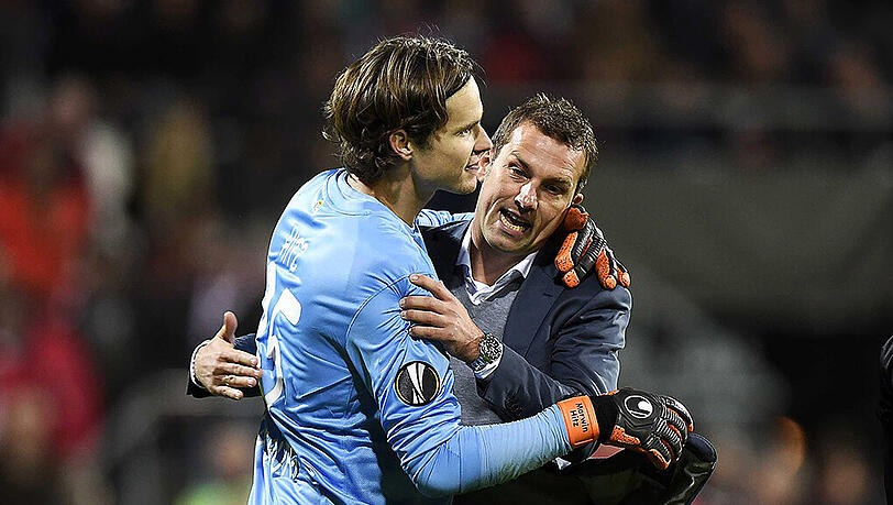 Augburg-Coach Markus Weinzierl und sein Keeper Marvin Hitz sehen der Auslosung gelassen entgegen. Augburg-Coach Markus Weinzierl und sein Keeper Marvin Hitz sehen der Auslosung gelassen entgegen.