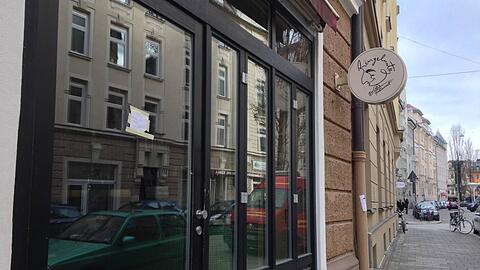 Seit September 2013 waren die Türen hier verschlossen, drinnen tat sich monatelang nichts. Jetzt wird im Café Ringelnatz renoviert.