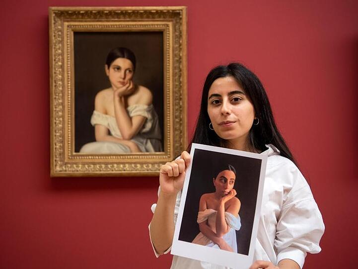 Selvinaz Özdemir mit einem Foto ihrer Interpretation von "Junges Mädchen (Melancholie)" von Théodore Chassériau.