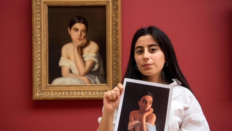 Selvinaz Özdemir mit einem Foto ihrer Interpretation von "Junges Mädchen (Melancholie)" von Théodore Chassériau. Selvinaz Özdemir mit einem Foto ihrer Interpretation von "Junges Mädchen (Melancholie)" von Théodore Chassériau.